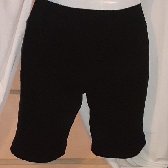 Dress style shorts with pockets. - Picture 3 of 5